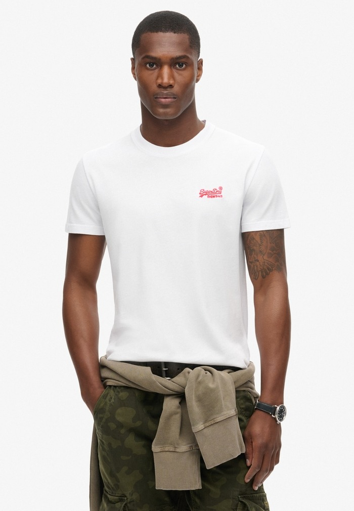 Kaos T-Shirt Grafis Merek Supe - Streetwear Brand Essentials ulasan dan harga