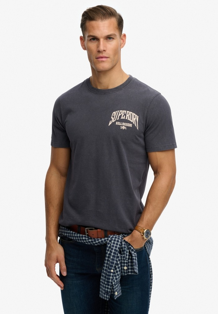 Kaos T-Shirt Grafis Merek Supe - Streetwear Brand Essentials ulasan dan harga